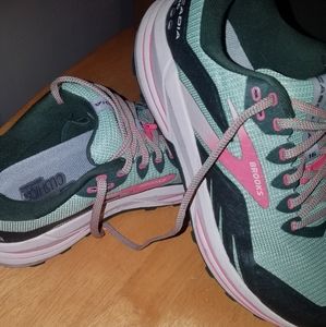 Womens Brooks Cascadia 16. Size 11.